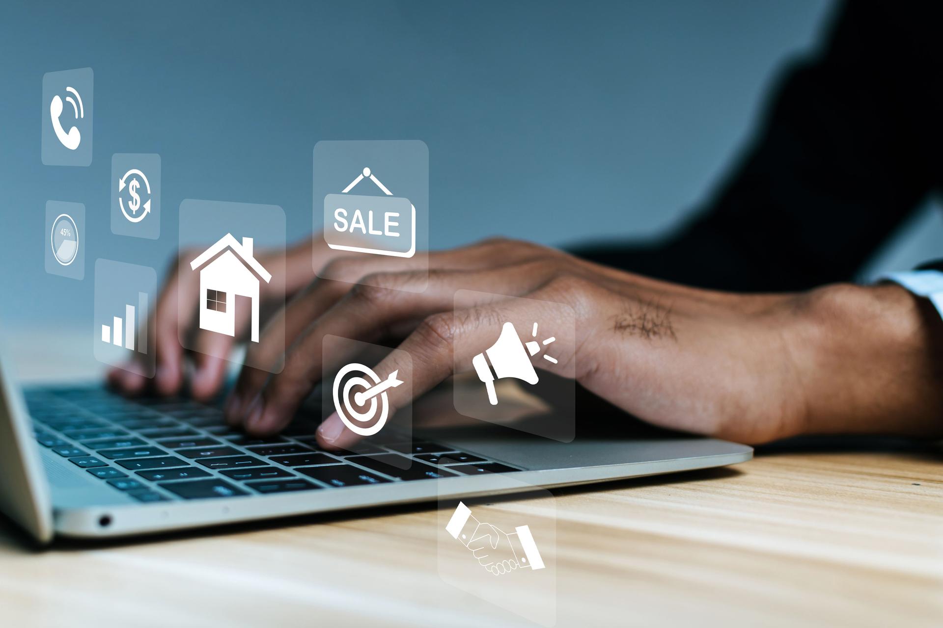 Vendita casa. agente immobiliare mano che lavora sul computer portatile con grafico virtuale diagramma dell'icona del business sulla scrivania, vendere casa, finanza aziendale, tecnologia dei dati Internet, concetto di marketing digitale