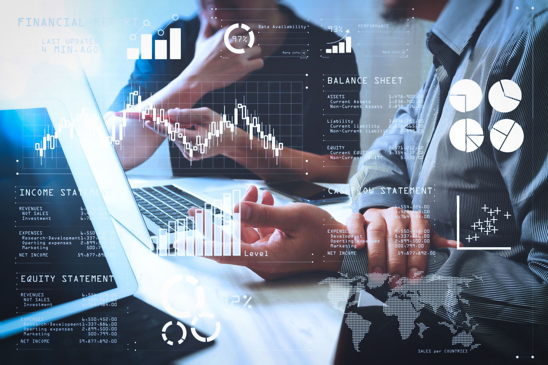 Riunione del team aziendale. Investitore professionista fotografico che lavora a un nuovo progetto di start-up. Compito finanziario. Smartphone per laptop per tastiera docking tablet digitale con effetto pellicola filtrante