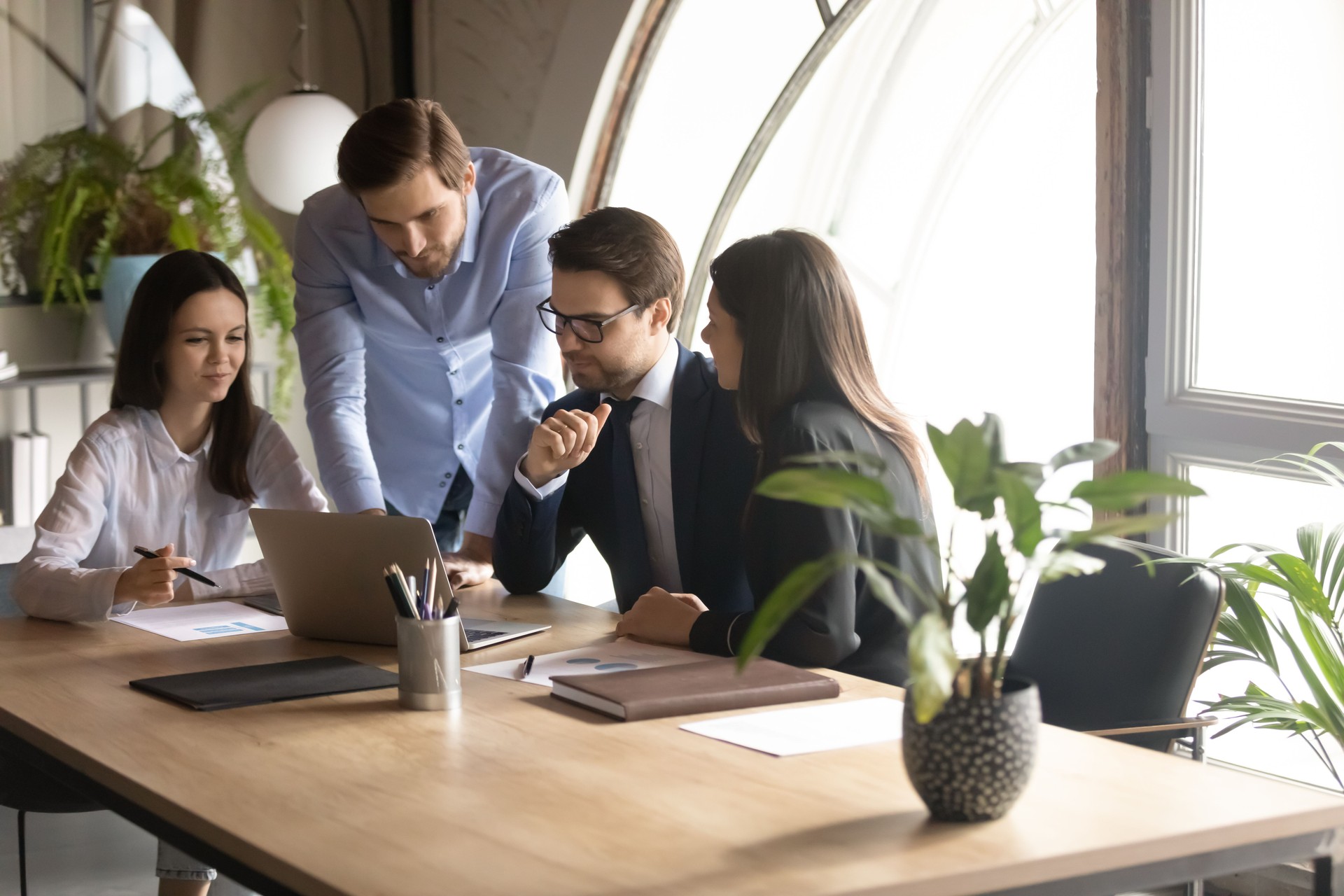 Diversi colleghi con il team leader che lavorano insieme al progetto online