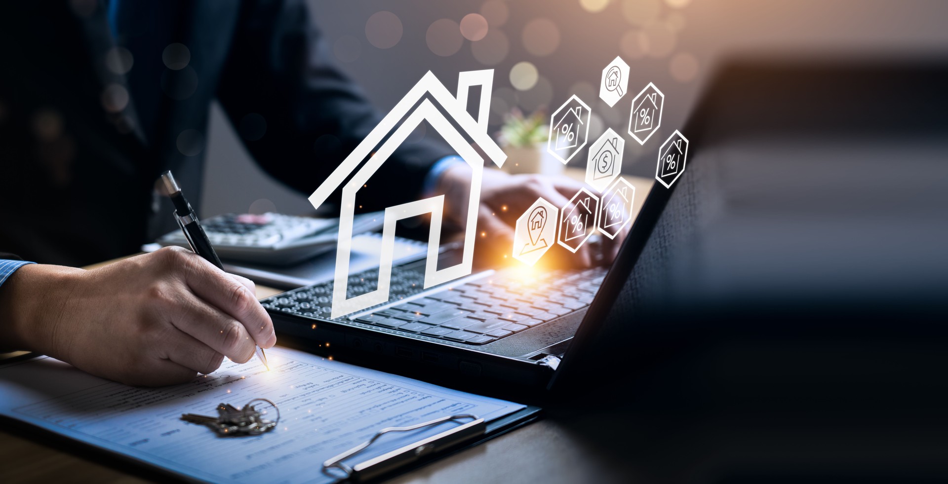 concetto di investimento immobiliare, acquistare casa, posizione, valutazione di efficienza energetica e valore della proprietà, Immobiliare online su schermi virtuali. ricerca casa, prezzo del terreno, tassa di proprietà, mercato immobiliare