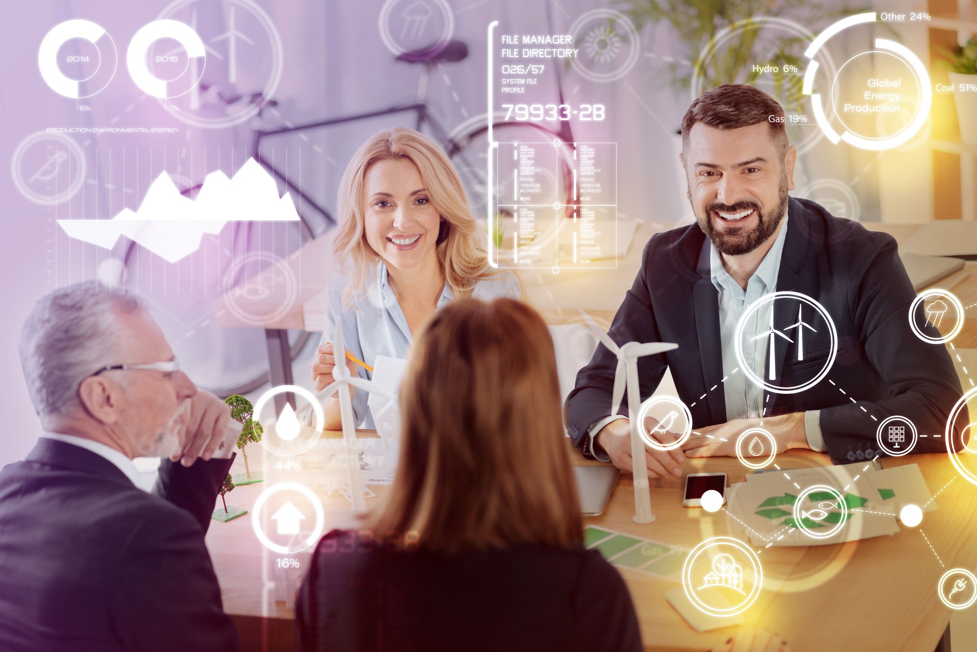 Ingegneri ambientali sorridenti mentre lavorano insieme